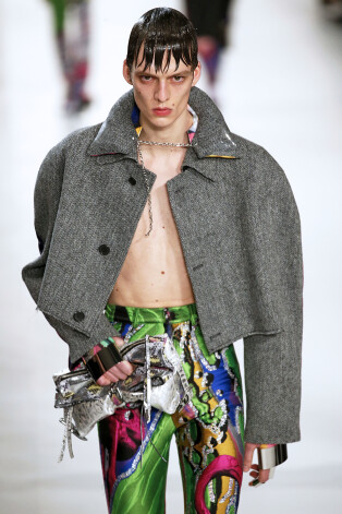 Modelis Leons Dame dizainera Meisona Margielas 2019.gada rudens/ziemas kolekcijas modes skatē Parīzes sieviešu modes nedēļas laikā šī gada 27.februārī