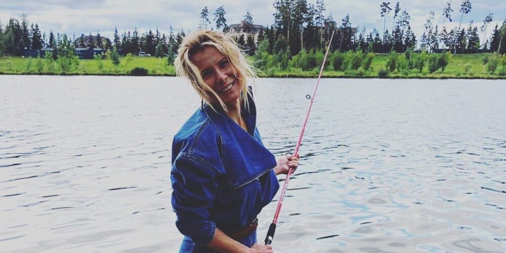 Модная рыбалка: Юлия Высоцкая выбралась на природу в джинсовом костюме