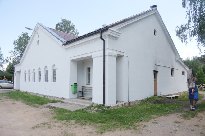 No Strenču pirts jau pa gabalu vējo pagātnes elpa, jo šai celtnei ir vairāk nekā 60 gadu.