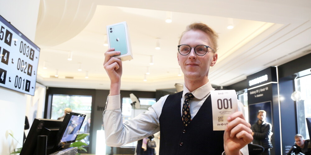 Фоторепортаж: Первым владельцем нового iPhone 11 в Латвии стал сотрудник Latvijas pasts