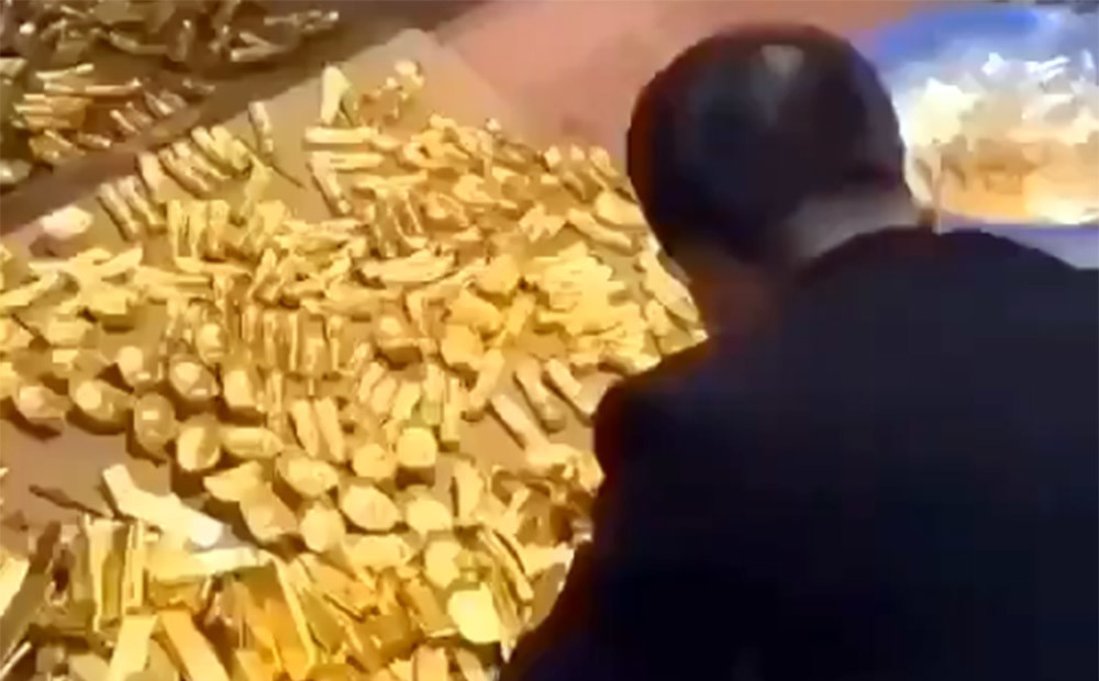 VIDEO: bijušais Ķīnas ierēdnis savā pagrabā slēpis 13,5 tonnas zelta un lielu daudzumu naudas