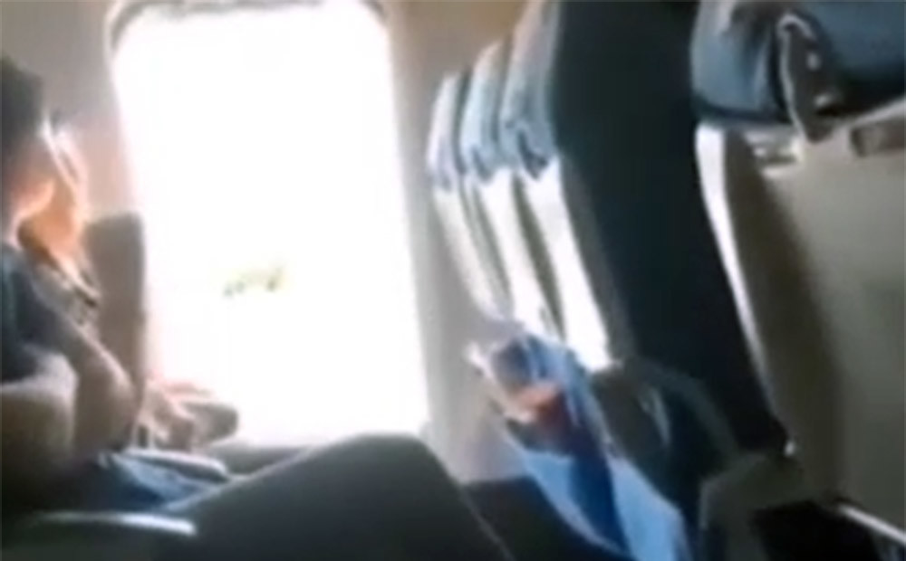 VIDEO: lidmašīnas pasažiere Ķīnā atver avārijas izeju, jo salonā bijis pārāk smacīgi