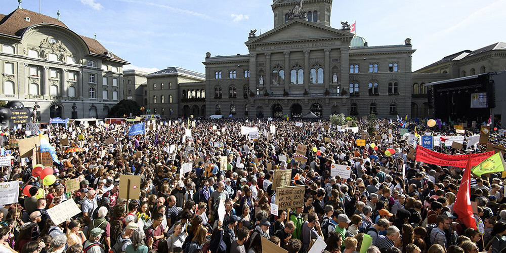 Šveicē 60 tūkstoši demonstrantu pieprasa atteikšanos no fosilā kurināmā