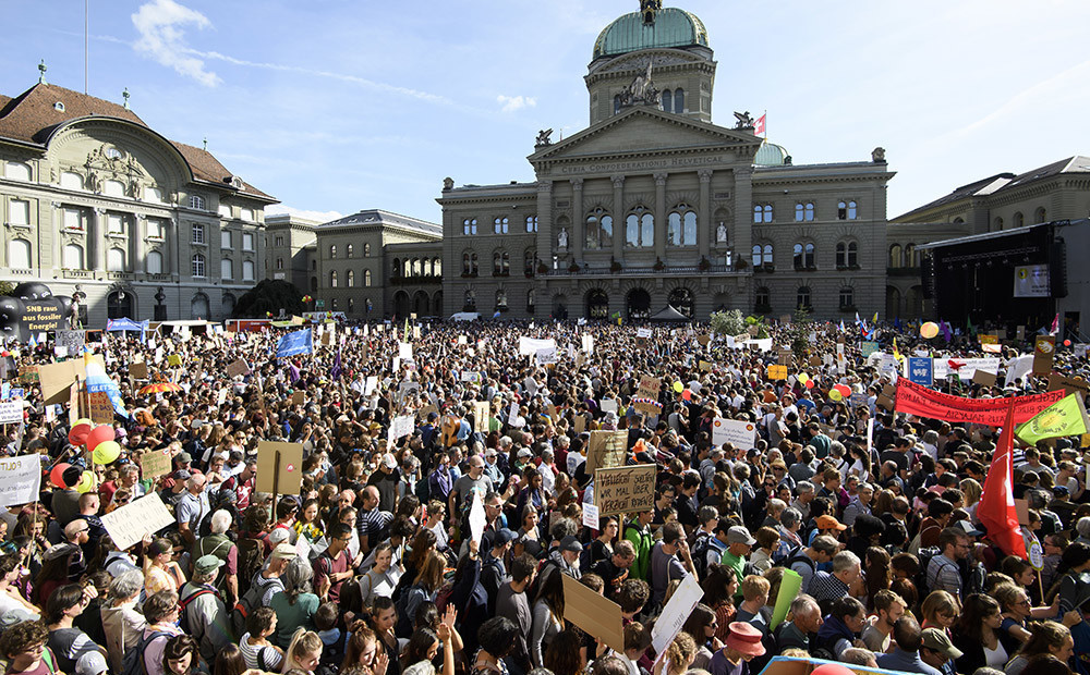 Šveicē 60 tūkstoši demonstrantu pieprasa atteikšanos no fosilā kurināmā