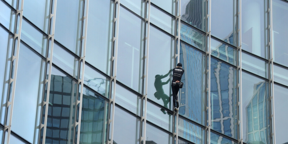 Frankfurtē aiztur franču "zirnekļcilvēku", kurš bez drošinājuma kāpis debesskrāpī
