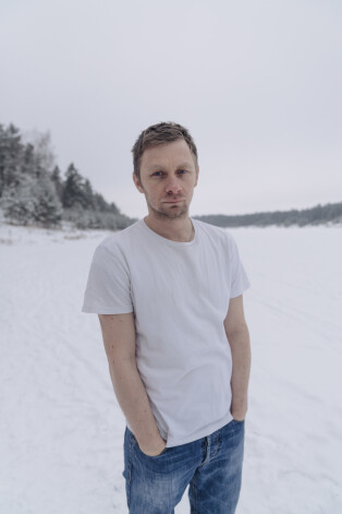 „Lai atrastu mūsu galveno varoni, mums bija atlase gan Krievijā, gan Ukrainā. Devu aktieriem nospēlēt divas ainas un, kad redzēju, kā to dara Valentīns, jutos viņa spēles pārņemts,” Oļega lomas atveidotāju Novopoļski slavē režisors Kursietis.