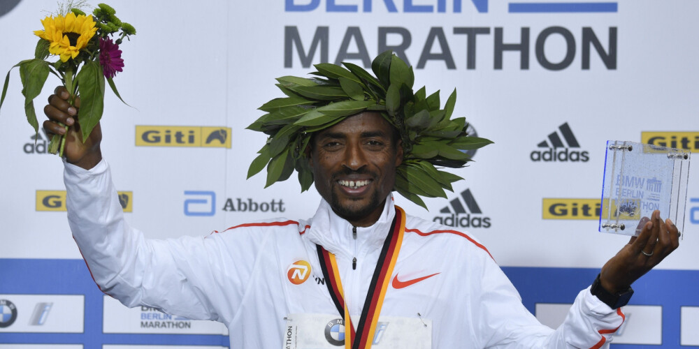 Etiopijas skrējējs Bekele Berlīnes maratonā tikai par divām sekundēm atpaliek no pasaules rekorda