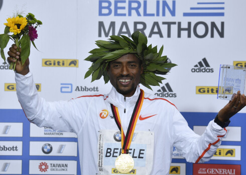 Etiopijas skrējējs Bekele Berlīnes maratonā tikai par divām sekundēm atpaliek no pasaules rekorda