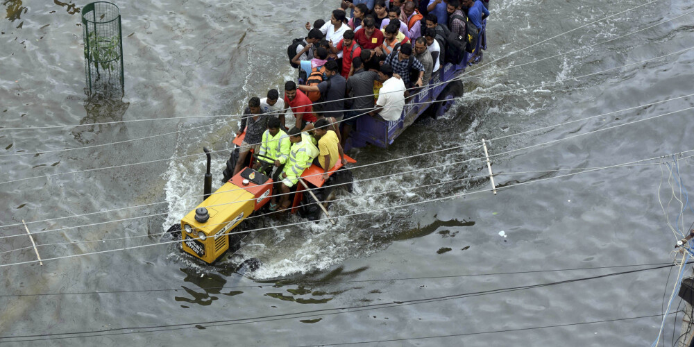 Lietusgāzēs Indijas ziemeļos gājuši bojā vismaz 100 cilvēki