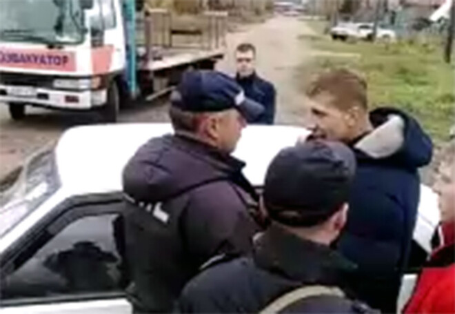 Jaunieši traucēja policistiem evakuēt transportlīdzekli.