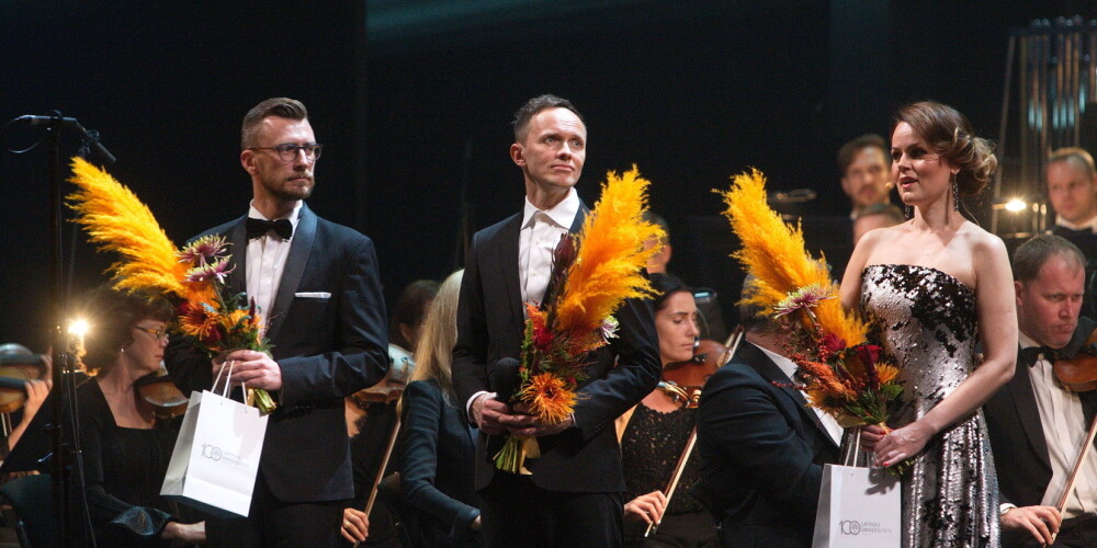 FOTO: izsmalcināta publika bauda Kaupera, Paula un citu uzstāšanos LU svētku koncertā Operā