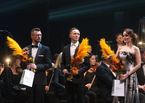 FOTO: izsmalcināta publika bauda Kaupera, Paula un citu uzstāšanos LU svētku koncertā Operā