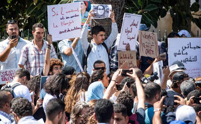 Protesta akcija pret žurnālistei Hajarai Raisoni piespriesto cietumsodu.