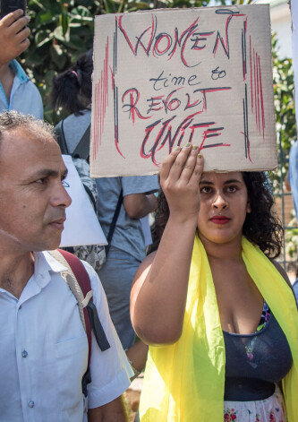 Protesta akcija pret žurnālistei Hajarai Raisoni piespriesto cietumsodu.