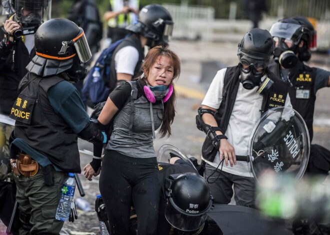 VIDEO: kamēr Ķīnā grandioza militārā parāde, Honkongā policisti smagi ievaino protestantu