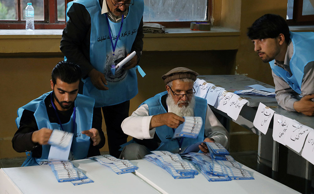Terora draudu dēļ vēlētāju aktivitāte Afganistānas prezidenta vēlēšanās bijusi rekordzema
