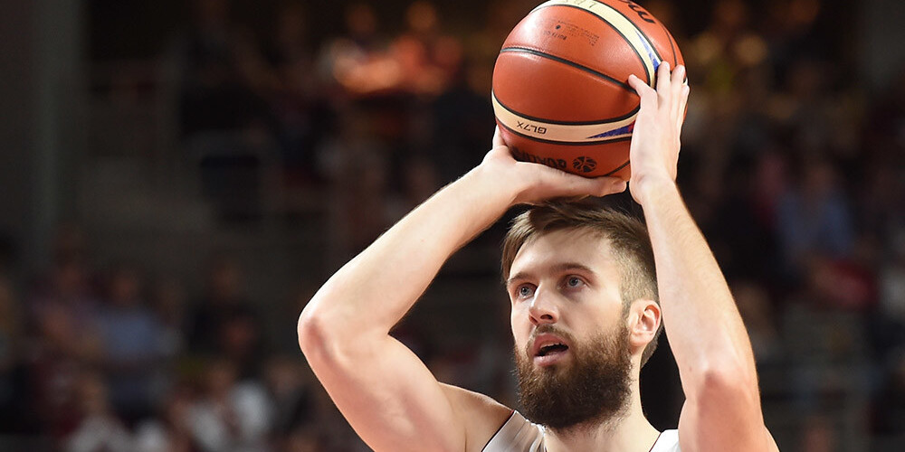 Peiners laukumā pavadīja 12 minūtes un piecas sekundes, kuru laikā palika bez punktiem.