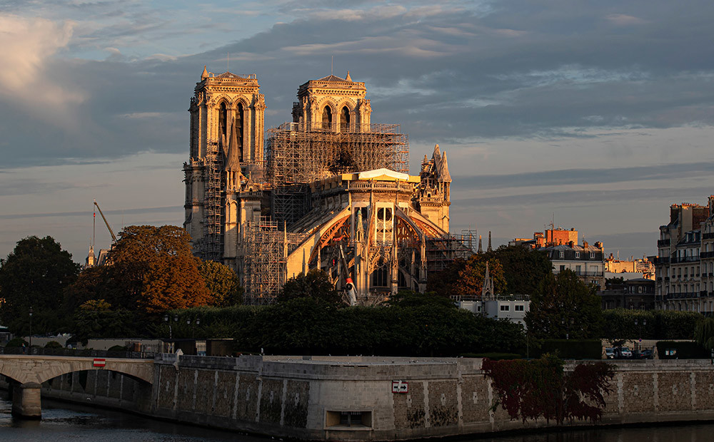 Francijas miljardieris tur vārdu un Parīzes Dievmātes katedrāles atjaunošanai piešķir 100 miljonus eiro