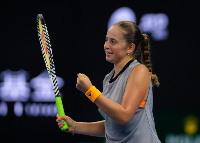 Ostapenko dubultspēļu turnīrā izslēdz favorītes un iekļūst ceturtdaļfinālā; Sevastovai zaudējums otrajā kārtā