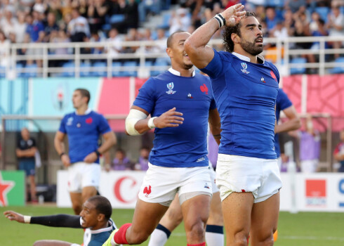 Juans Hužē priecājas par piezemējumu.