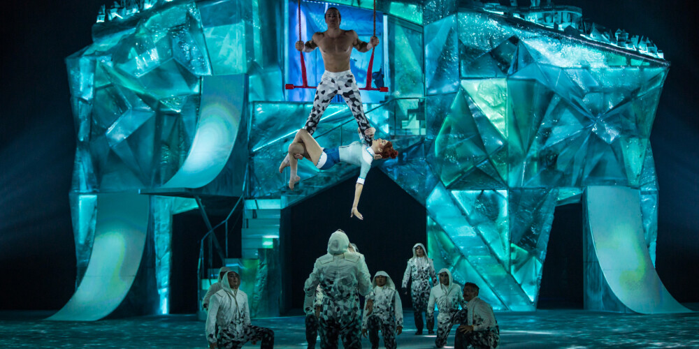 Pasaulslavenais cirks Cirque du Soleil par savu jauno izrādi CRYSTAL