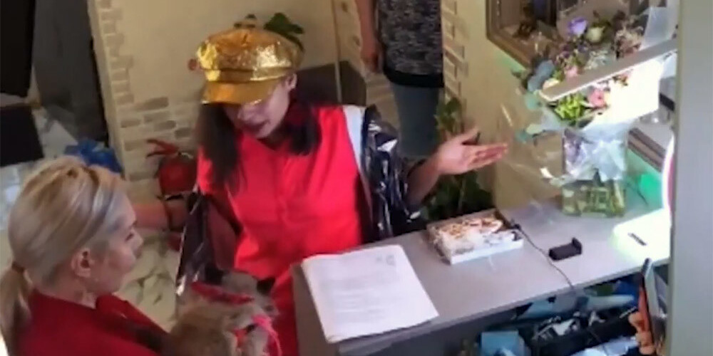 VIDEO: sieviete Maskavas skaistumkopšanas salonā sarīko skandālu, pieprasot palielināt sava kaķa lūpas