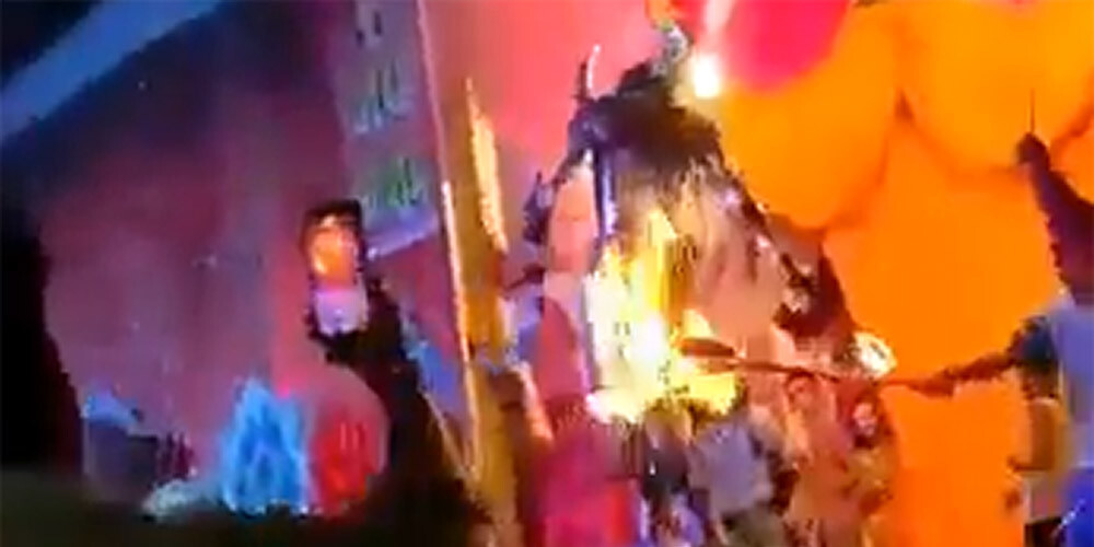 VIDEO: Indijā aktieris, nespējot tikt galā ar uguni, uz skatuves aizdegas
