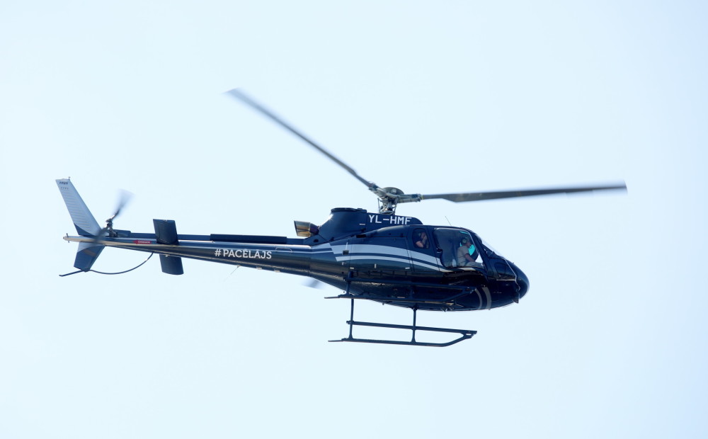 Ogres apkaimē ar helikopteru meklē pazudušu cilvēku