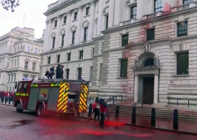 VIDEO: klimata aktīvisti Londonā nesavalda ugunsdzēsēju šļūteni un paši nošmulējas sarkani