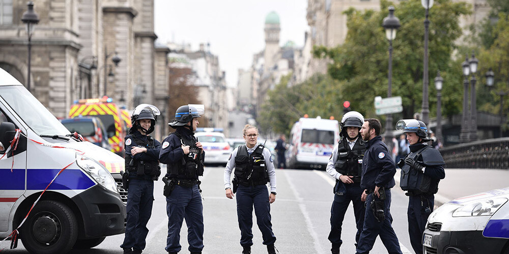 VIDEO: uzbrucējs Parīzes policijas galvenajā mītnē nogalinājis četrus policistus