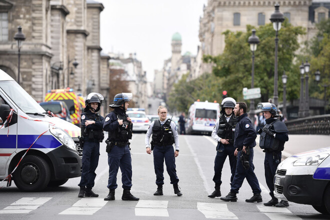 Policisti pēc notikušā uzbrukuma slēguši ielas.