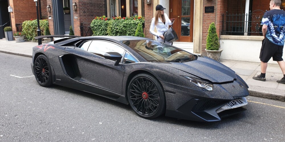 Krievu influencere savu "Lamborghini" izrotā ar kristāliem 2 miljonu vērtībā