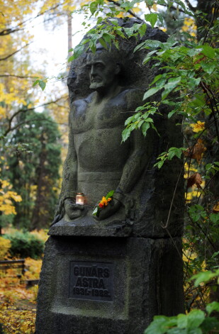 1931. gada 2. oktobrī dzimis Gunārs Astra – inženieris un cīnītājs pret boļševiku okupāciju un par Latvijas valsts neatkarības atjaunošanu.