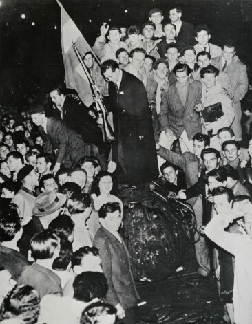 1956. gada 23. oktobrī Ungārijā sākas plaša mēroga protesti un demonstrācijas pret postpadomju valdības režīmu.