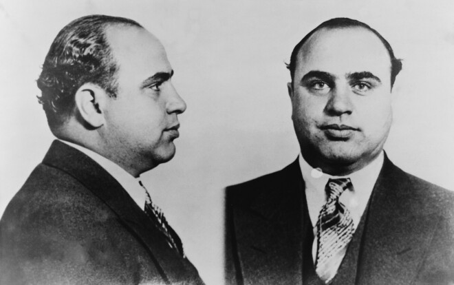1931. gada 17. oktobrī tiek ieslodzīts supergangsteris Als Kapone – tuptūzī viņu iemet, apsūdzot par ienākumu nodokļu bēdzināšanu.