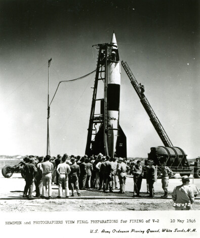 1946. gada 24. oktobrī no ASV armijas poligona startē raķete V-2, kas pirmoreiz nofotografē Zemi no kosmosa.