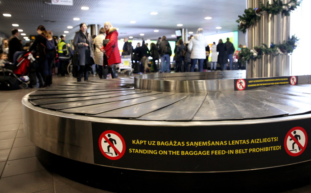 Ātrākai koferu saņemšanai Rīgas lidostā modernizēs bagāžas lentas