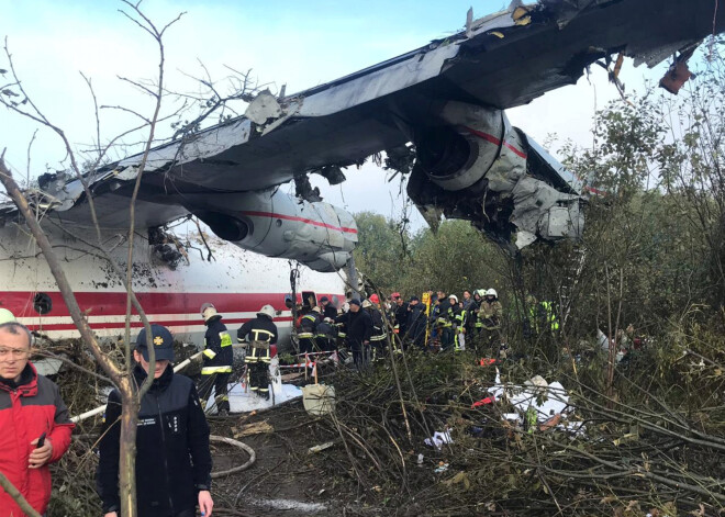 Transportlidmašīnas avārijā Ukrainā gājuši bojā pieci cilvēki.