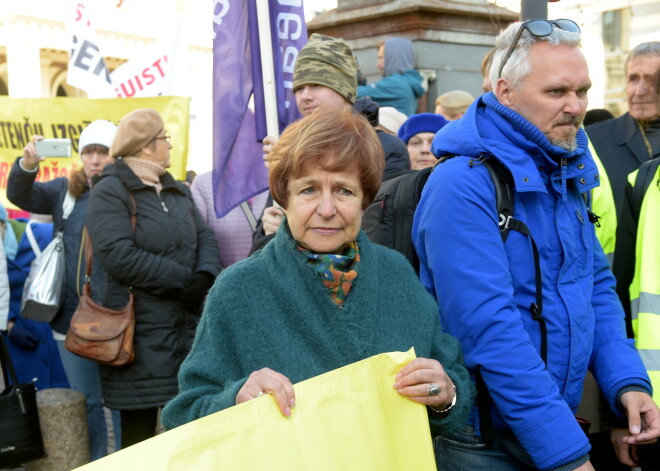 Latvijas Krievu savienības līdere Tatjana Ždanoka piedalās Latvijas Krievu savienības organizētajā protesta akcijā, kuras mērķis ir aizstāvēt izglītību krievu valodā Latvijā.