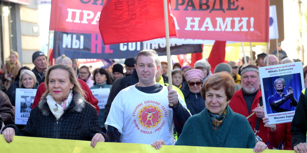 Krievu skolu aizstāvības protesta gājienā dodas ap 900 cilvēku