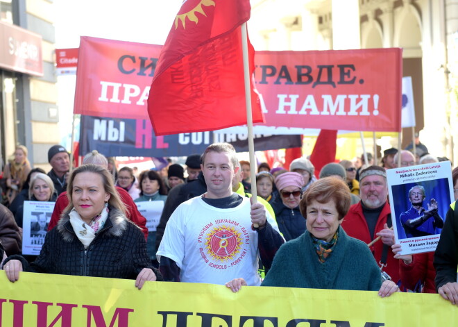 Krievu skolu aizstāvības protesta gājienā dodas ap 900 cilvēku