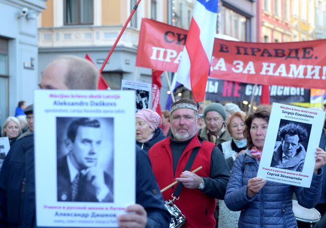 Cilvēki dodas no Rātslaukuma pa Kaļķu ielu līdz Ministru kabinetam Latvijas Krievu savienības organizētajā protesta akcijā, kuras mērķis ir aizstāvēt izglītību krievu valodā Latvijā.