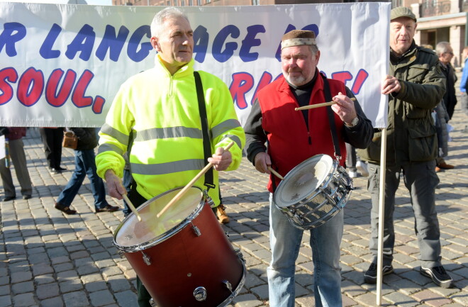 Cilvēki pulcējas Rātslaukumā, lai piedalītos Latvijas Krievu savienības organizētajā protesta akcijā, kuras mērķis ir aizstāvēt izglītību krievu valodā Latvijā.