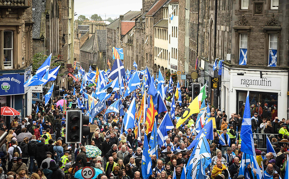 FOTO: tūkstošiem cilvēku iziet Edinburgas ielās, lai paustu atbalstu Skotijas neatkarībai