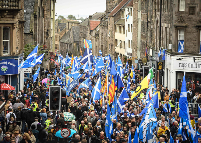 FOTO: tūkstošiem cilvēku iziet Edinburgas ielās, lai paustu atbalstu Skotijas neatkarībai