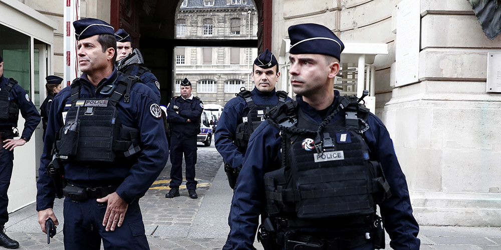Pretterorisma izmeklētāji Parīzes policistu dūrēja lietā pamanījuši radikalizācijas pazīmes