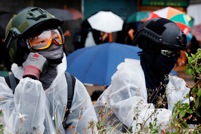 "Valkāt masku nav noziegums!" viņi skandēja.