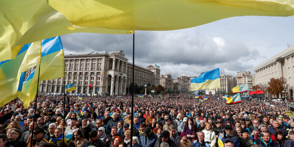 Kijevā tūkstošiem cilvēku protestē pret plānu noteikt īpašu statusu Donbasam