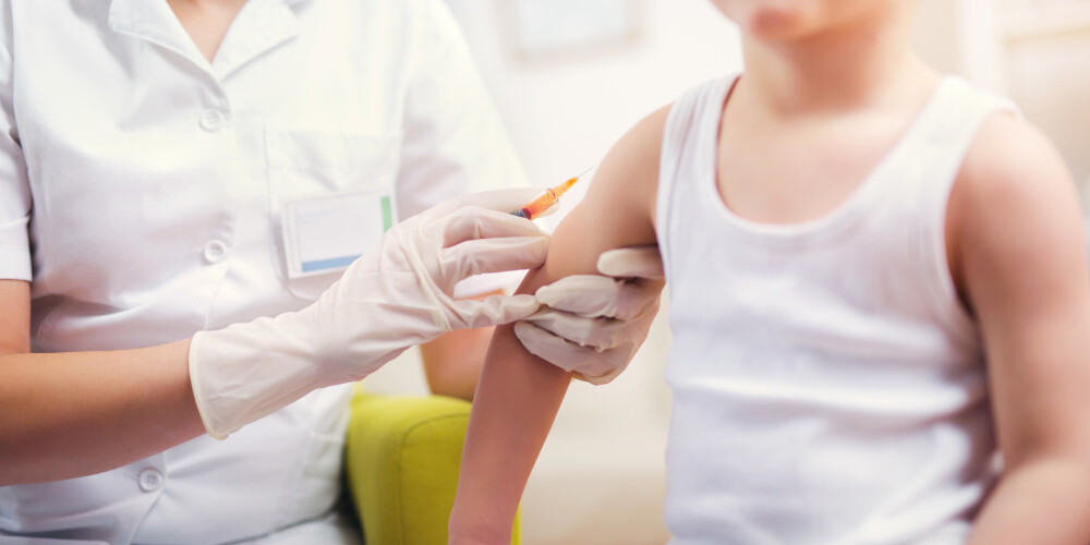 Infektologi ceļ trauksmi, aicinot veikt izmaiņas vakcinācijas kalendārā