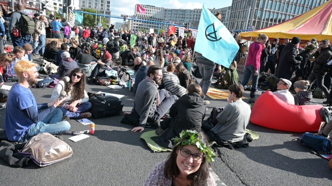 Kustības "Extinction Rebellion" aktīvisti pirmdien nobloķējuši ielas Berlīnē un Amsterdamā